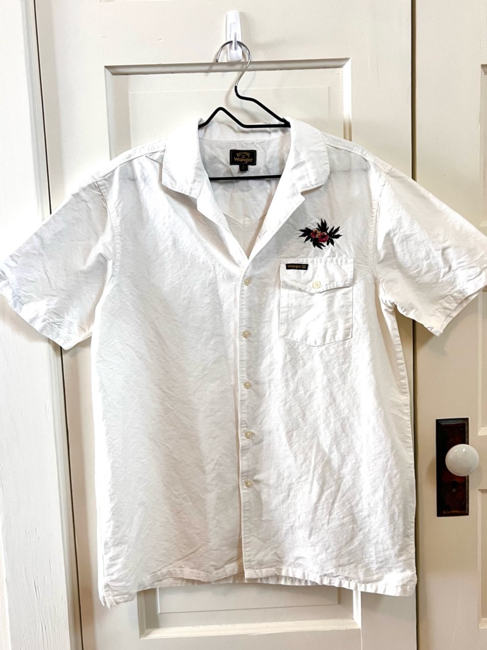 Wrangler White Short-Sleeve Button-Down Shirt with Embroidered Chest Accent